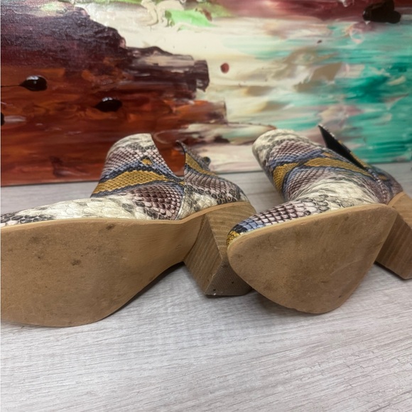 Stylish Snakeskin Pattern Ankle Booties - Picture 6 of 10